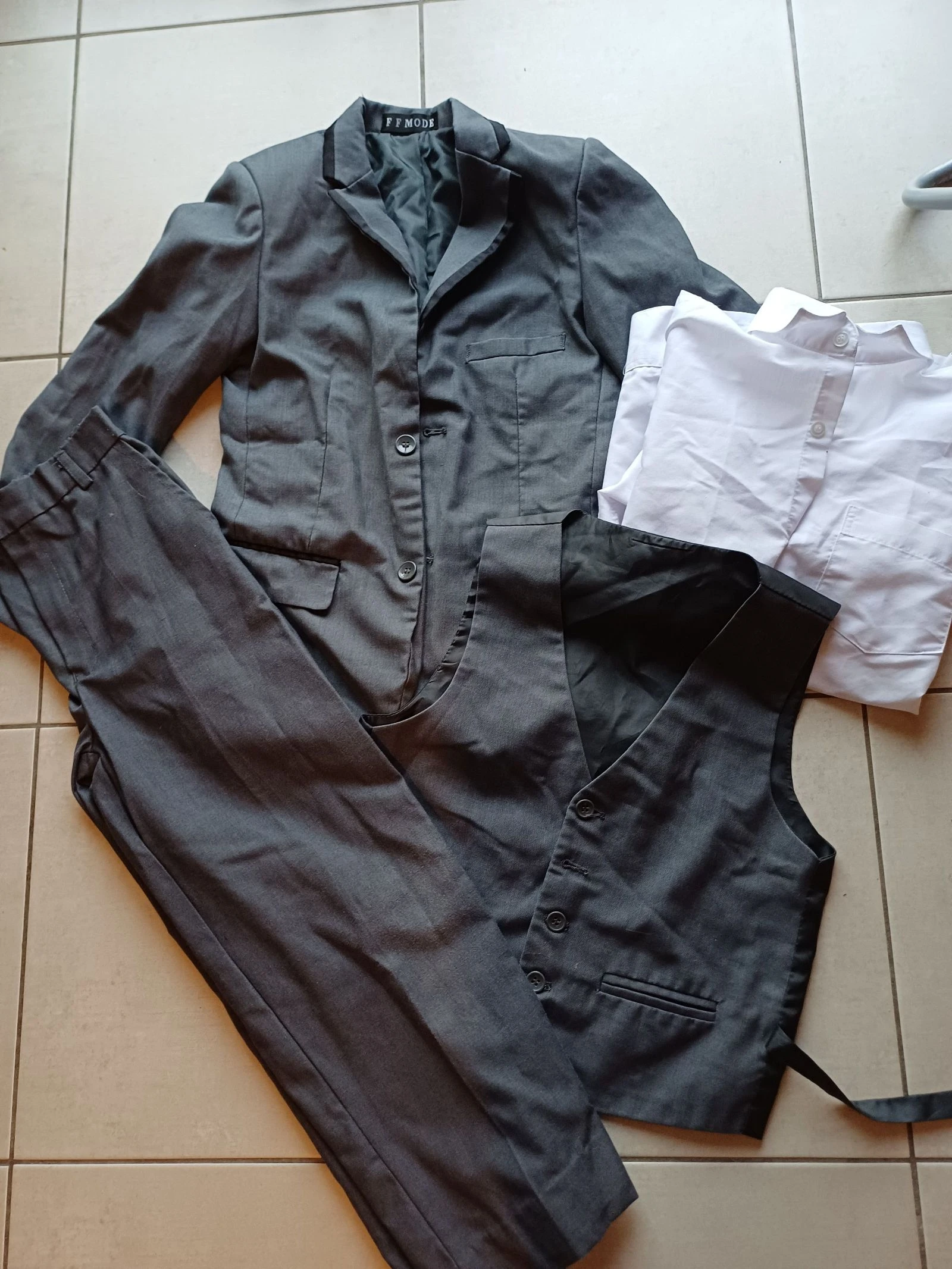 Traje de 4 piezas para 10 años – photo 2